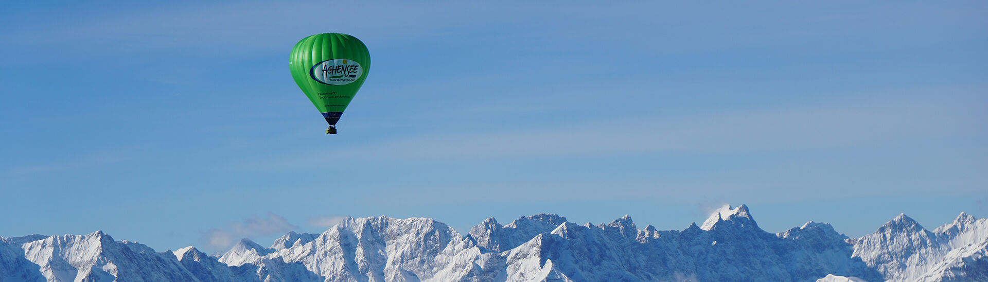 Mit dem Heißluftballon über die Winterlandschaft des Karwendelgebirges schweben und das Gebiet somit aus der Vogelperspektive erleben.