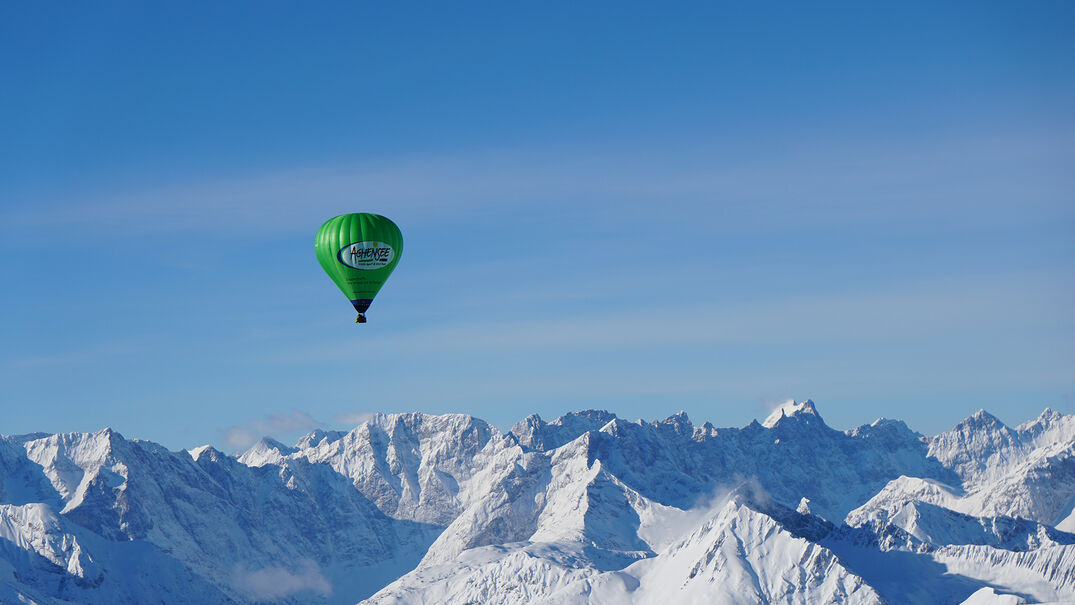 Mit dem Heißluftballon über die Winterlandschaft des Karwendelgebirges schweben und das Gebiet somit aus der Vogelperspektive erleben.