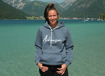 Martina Unterberger von Achensee Tourismus am Seeufer in Maurach am Achensee.