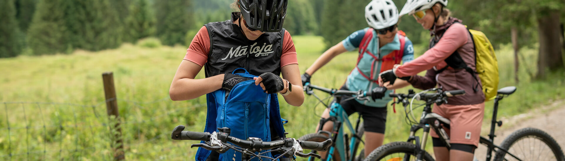 A group of friends ride their mountain bikes along the Guffert bike route in Steinberg am Rofan.