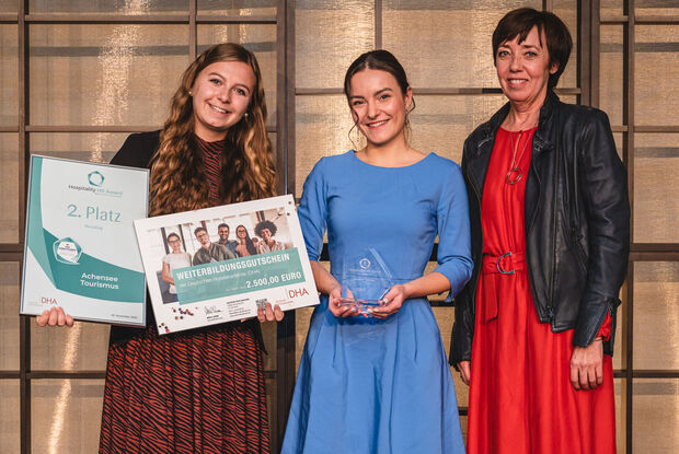 HR Award Grafik Logo von "Job-Life Achensee" mit dem Slogan „arbeiten – leben – kraft tanken“. Der Text verkündet die Nominierung für den Hospitality HR Award als „Top Arbeitgeber Hotel & Gastro“ von der Deutschen Hotelakademie.