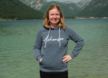 Jennifer Schäfer von Achensee Tourismus am Seeufer in Maurach am Achensee.