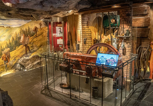 Das Bild zeigt eine historische Maschine in einem der Ausstellungsräume des Tiroler Steinöl Vitalbergs in Pertisau am Achensee.
