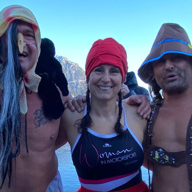 A group photo of the costumed participants of the New Year's Eve swim at Lake Achensee in Pertisau.