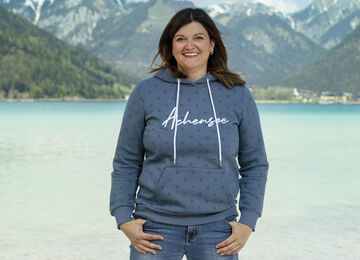 Martina Engleder von Achensee Tourismus am Seeufer in Maurach am Achensee.