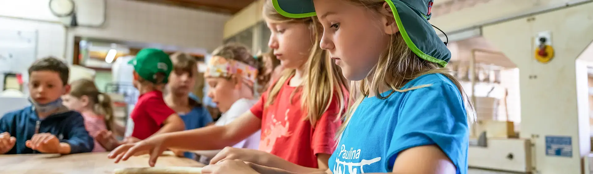 Ausflug zur Bäckerei Adler in Achenkirch Der Tag beginnt frühmorgens in der Bäckerei Adler in Achenkirch. Hier dürfen Kinder in der Stube gemeinsam versuchen Brötchen zu backen.