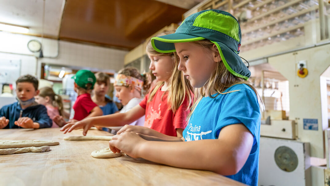 Ausflug zur Bäckerei Adler in Achenkirch Der Tag beginnt frühmorgens in der Bäckerei Adler in Achenkirch. Hier dürfen Kinder in der Stube gemeinsam versuchen Brötchen zu backen.