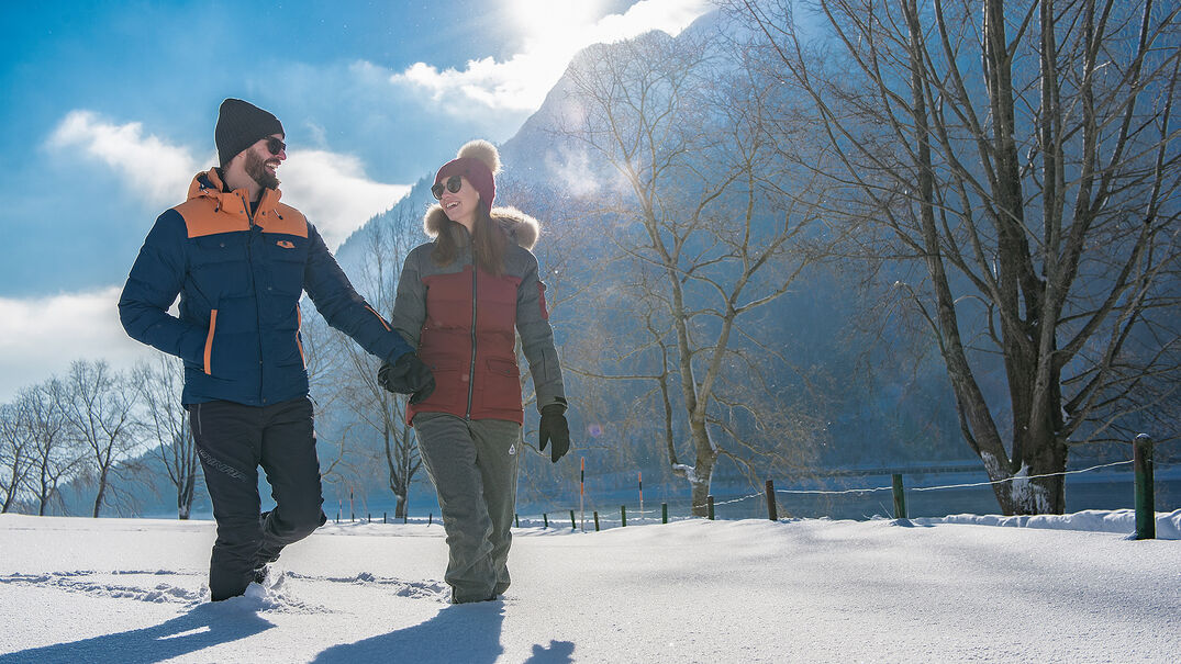 Jede Menge Spaß und ein grandioser Blick auf den Achensee und das Dorf Pertisau wird auf dem Winterwanderweg am Seeufer in Maurach geboten. 