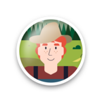 Ein lächelnder Landwirt mit roten Haaren und Sommersprossen trägt einen Hut und eine Latzhose. Im Hintergrund sind grüne Wiesen und Bäume sichtbar, die eine ländliche Umgebung darstellen. Die Illustration vermittelt eine freundliche, rustikale Atmosphäre.