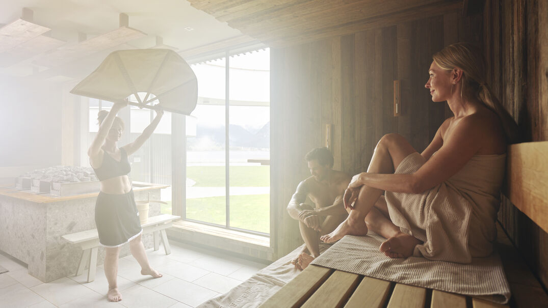 Wellness am Achensee Ein Pärchen genießt den Aufguss im Wellnessbereich des Atoll Achensee.