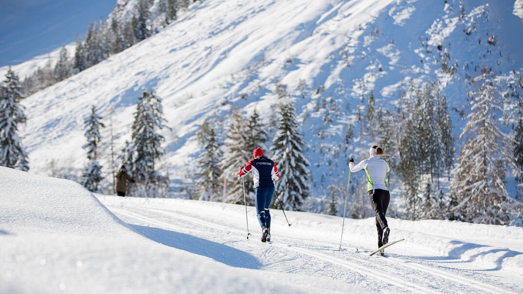 Ein Pärchen beim klassischen Langlauf in den Karwendeltälern in Pertisau am Achensee.