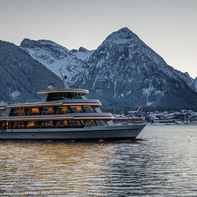 Achenseeschifffahrt am Abend Die MS Achensee bei einer Rundfahrt an einem Winterabend auf dem Achensee. Im Hintergrund sieht man das Dorf Pertisau und das Karwendelgebirge.