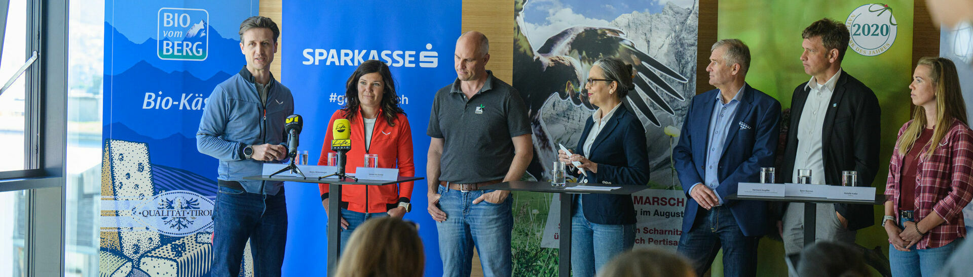Ein Gruppenfoto auf der Pressekonferenz für den Karwendelmarsch.