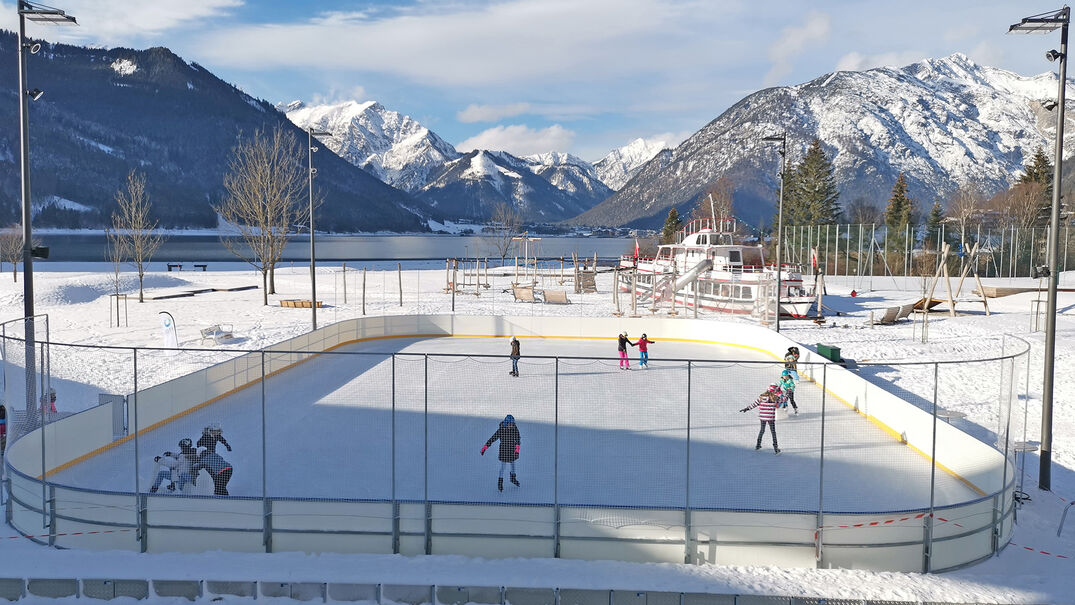 Am Kunsteislaufplatz beim Atoll Achensee in Maurach kann man gemeinsam schöne Kurven drehen.