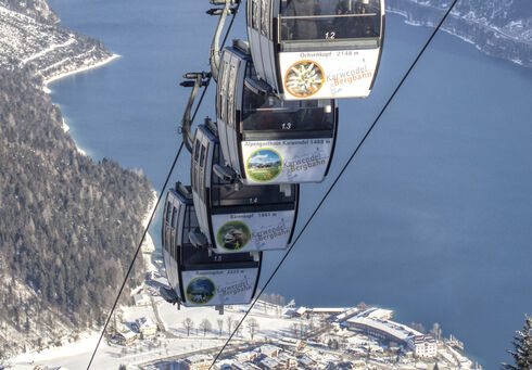 Die Karwendel-Bergbahn bietet einen tollen Ausblick auf die winterliche Region Achensee und das gegenüberliegende Rofangebirge.