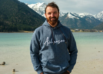 Paul Pfister von Achensee Tourismus am Seeufer in Maurach am Achensee.