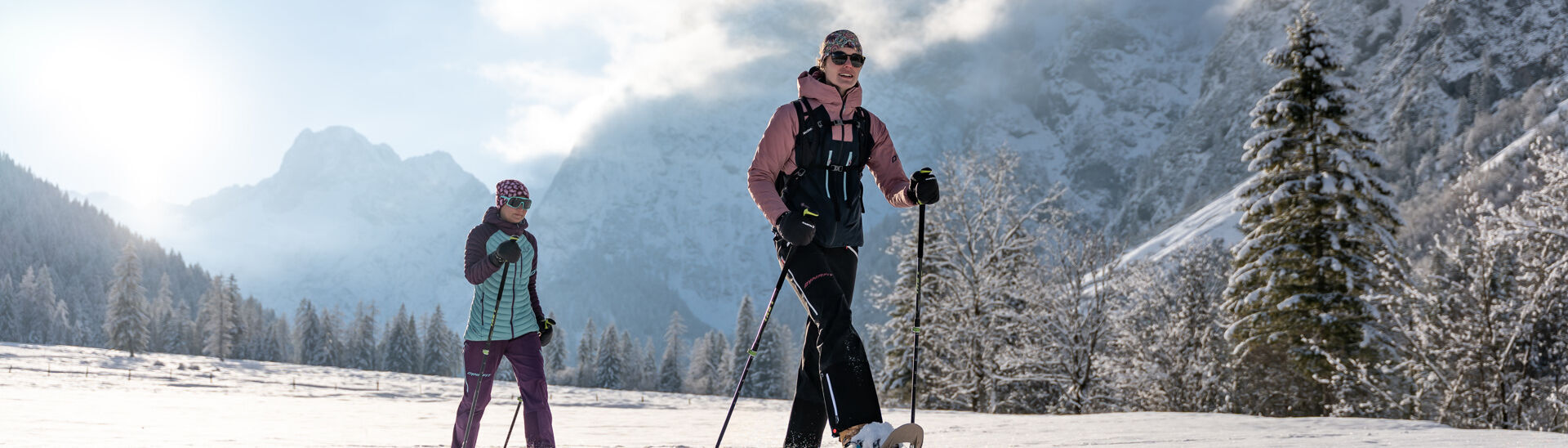 Zwei Freundinnen unternehmen bei herrlichem Wetter eine Schneeschuhwanderung im Falzthurntal im Naturpark Karwendel.