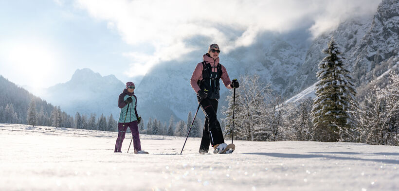 Two friends go on a snowshoe hike in glorious weather in the Falzthurntal valley in the Karwendel Nature Park.