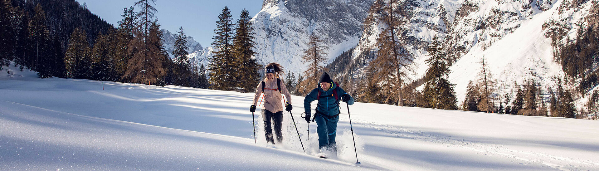 Schneeschuhwandern im Falzthurntal im Naturpark Karwendel Mit den Schneeschuhen an den Füßen geht’s problemlos durch die Winterlandschaft des Falzthurntales im Naturpark Karwendel.