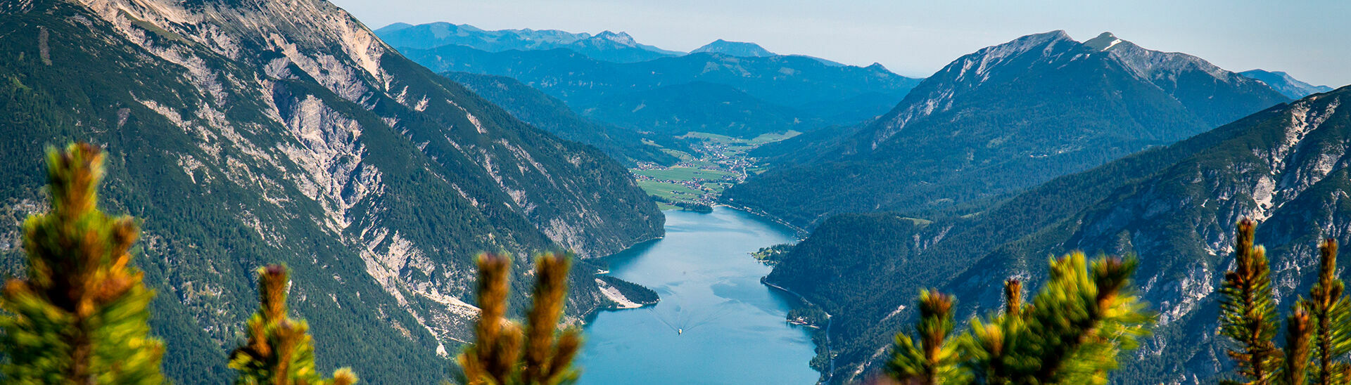 Die Region bietet zahlreiche Wandertouren mit Blick auf den Achensee und die Dörfer rundherum.