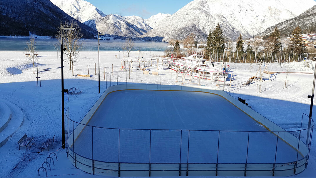 Am Kunsteislaufplatz beim Atoll Achensee in Maurach kann man gemeinsam schöne Kurven drehen. 