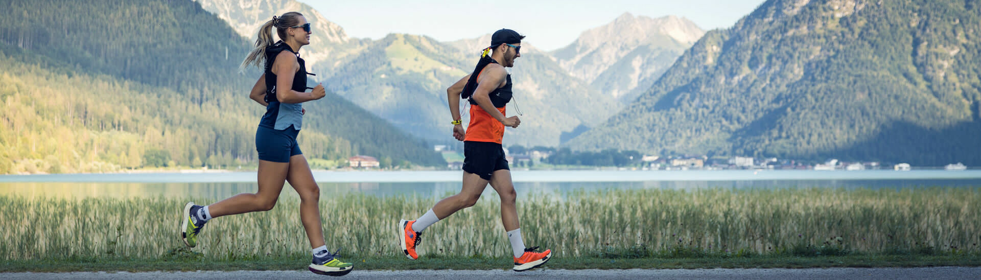 Laufen am Seespitz Zwei Läufer joggen bei schönem Wetter am Seespitz entlang, im Hintergrund ist der Achensee zu sehen.