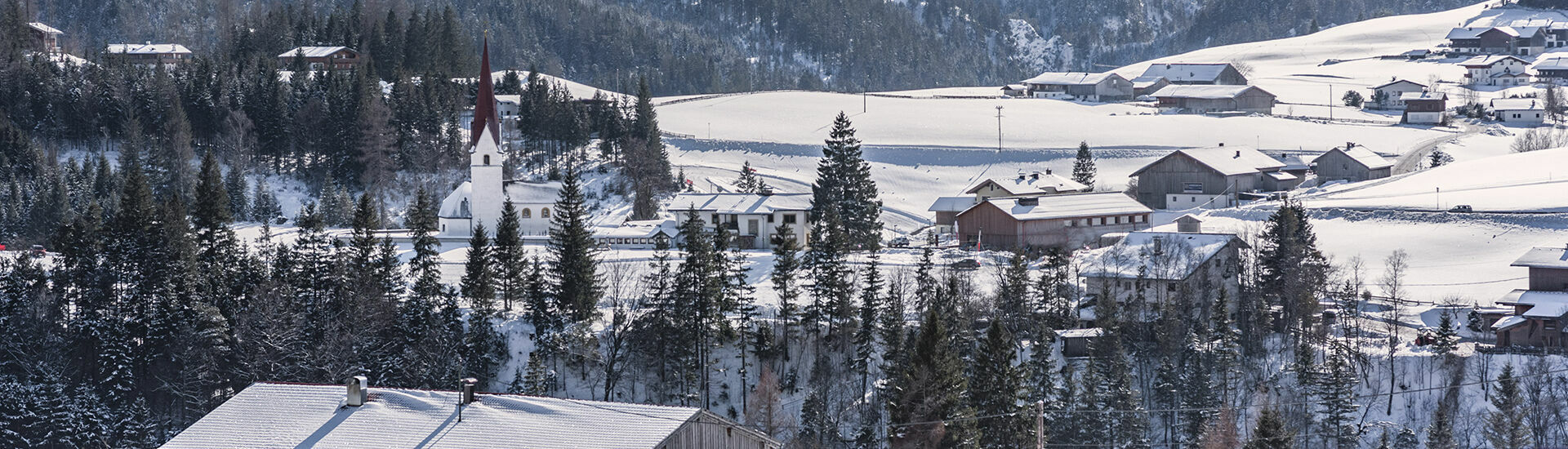 Blick auf Steinberg am Rofan im Winter und im Vordergrund der Müggerhof.