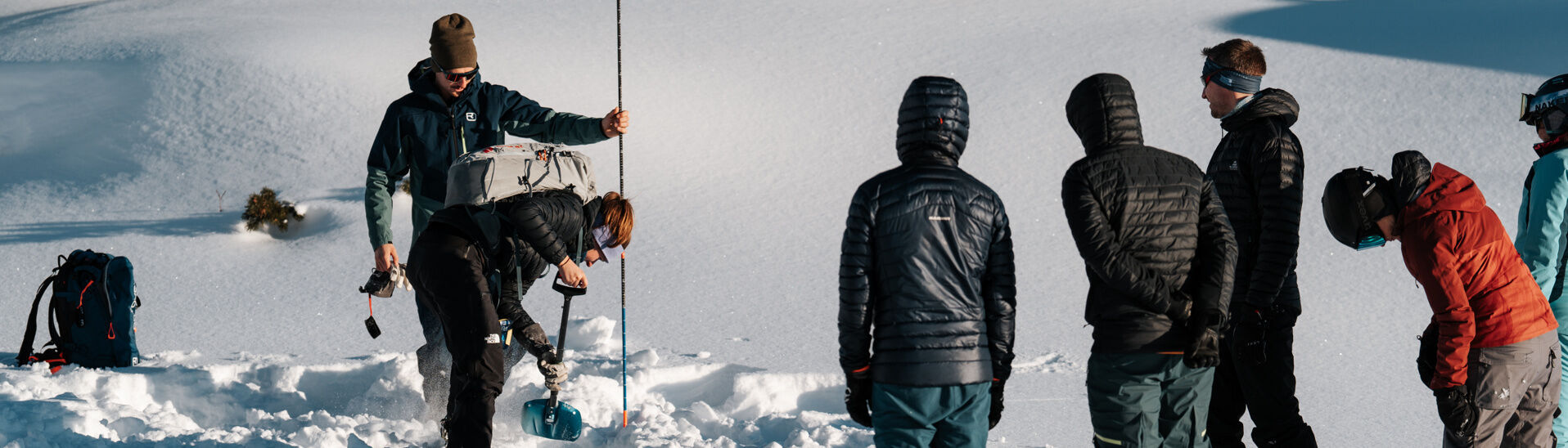 Im Achensee Skitourencamp wird das richtige Ausschaufeln und Sondieren bei Lawinenunfällen im Rofangebirge geübt.