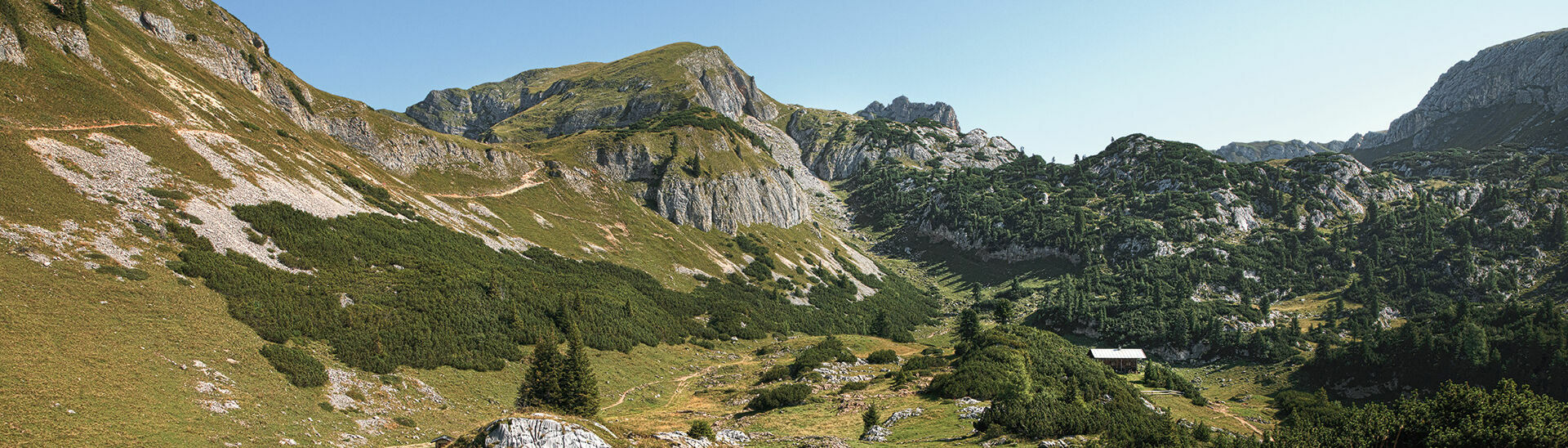 Der 320 Kilometer lange Adlerweg der durch das Rofangebirge führt bei strahlend blauem Himmel im Sommer.