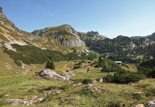 Der 320 Kilometer lange Adlerweg der durch das Rofangebirge führt bei strahlend blauem Himmel im Sommer.