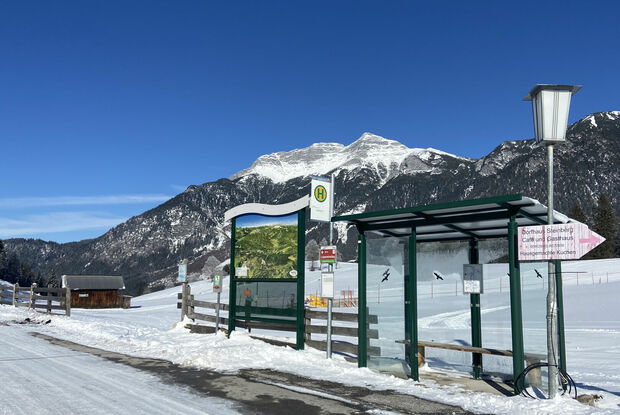 Bushaltestelle in Steinberg am Rofan Eine Bushaltestelle in Steinberg am Rofan im Winter.