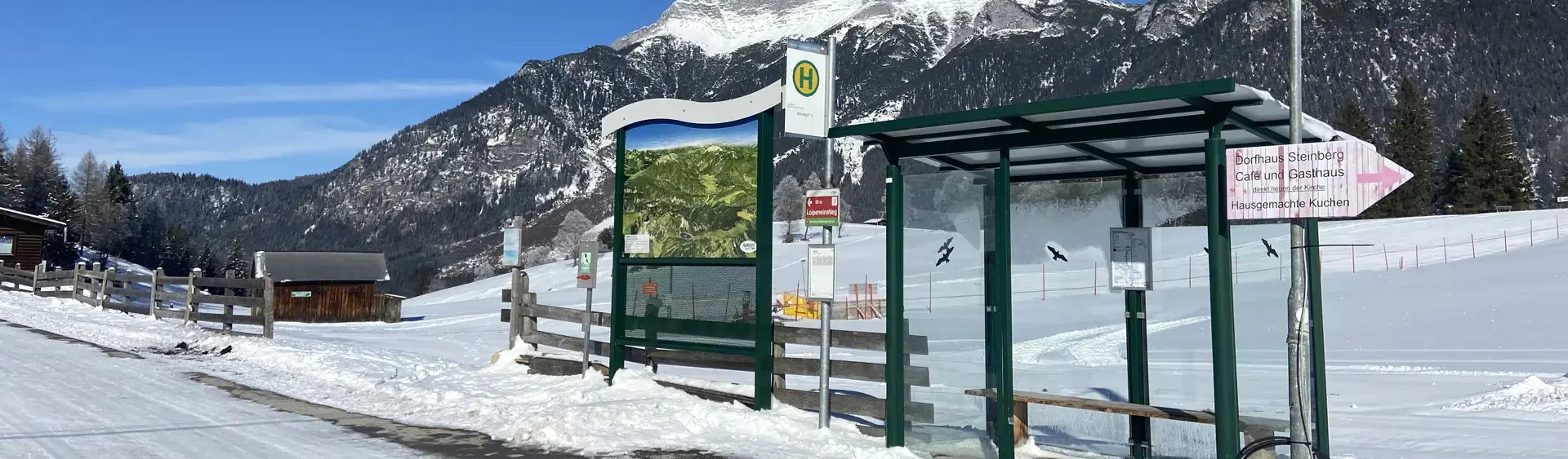 Eine Bushaltestelle in Steinberg am Rofan im Winter.