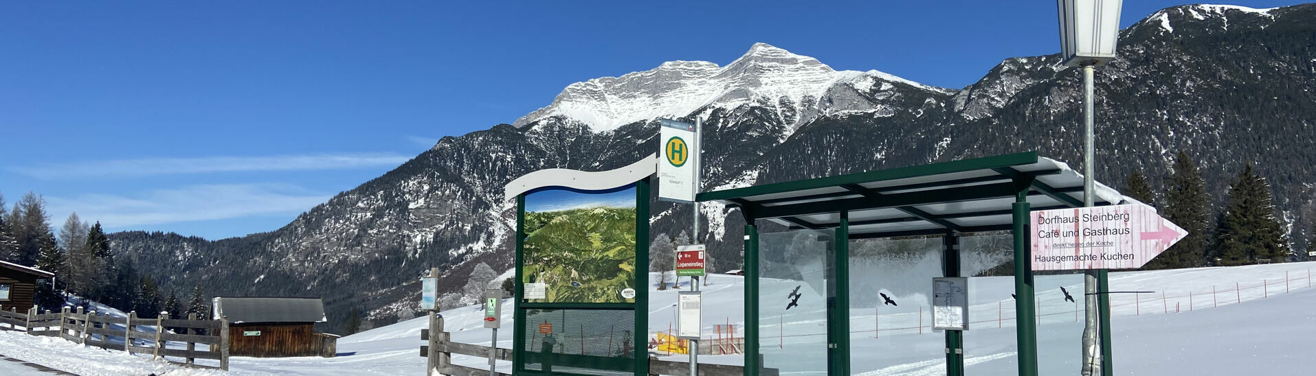 Bushaltestelle in Steinberg am Rofan Eine Bushaltestelle in Steinberg am Rofan im Winter.