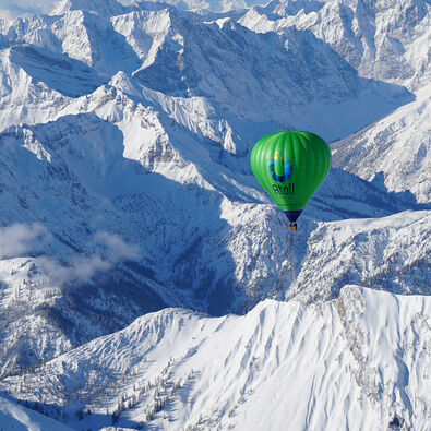 Mit dem Heißluftballon über die Winterlandschaft des Karwendelgebirges schweben und das Gebiet somit aus der Vogelperspektive erleben.
