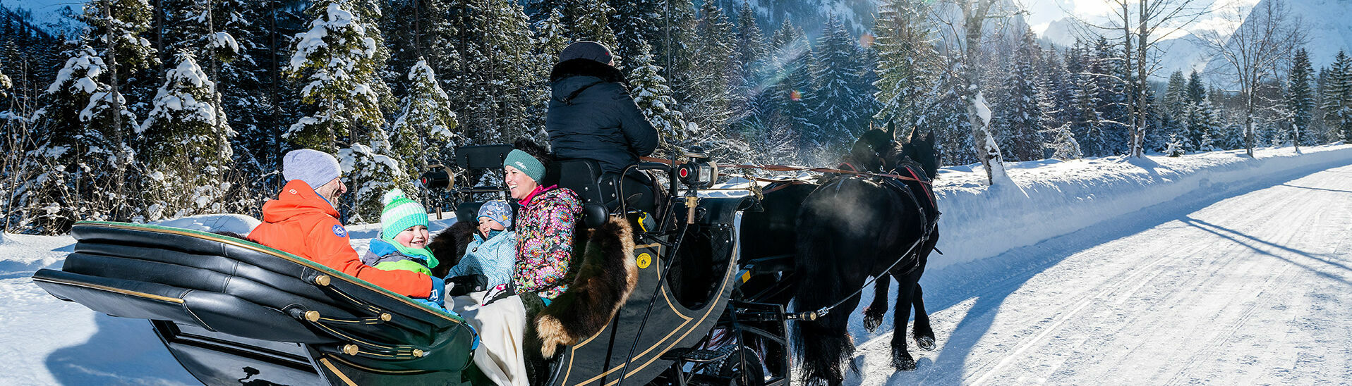 Eine Pferdekutschenfahrt in die tief verschneiten Karwendeltäler ist für die ganze Familie ein Erlebnis.