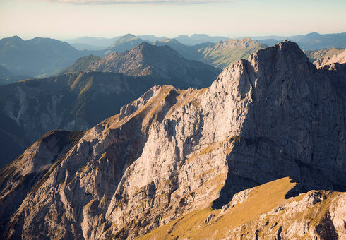 Natur- und Artenschutzprojekte Am Gipfel des Sonnjochs hat man einen guten Ausblick auf das Karwendelgebirge.