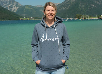 Kathrin Moser von Achensee Tourismus am Seeufer in Maurach am Achensee.