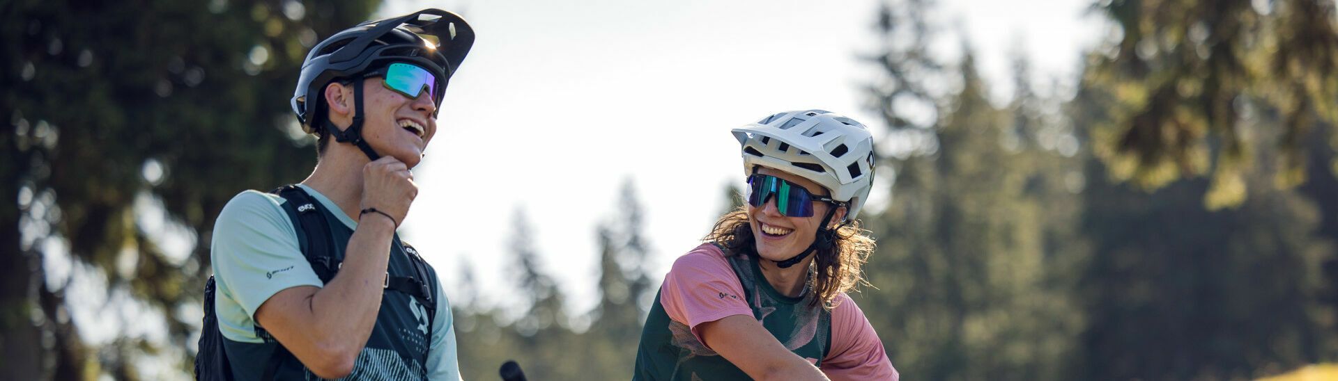An einem sonnigen Herbsttag begeben sich zwei Mountainbiker auf eine Tour zur Köglalm in Achenkirch am Achensee. 