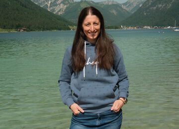 Maria Hölzl von Achensee Tourismus am Seeufer in Maurach am Achensee.