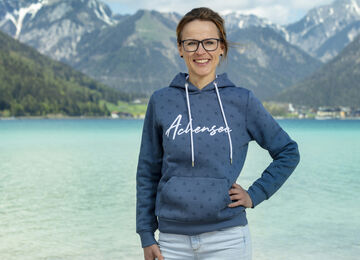 Daniela Steinmann-Kuen von Achensee Tourismus am Seeufer in Maurach am Achensee.