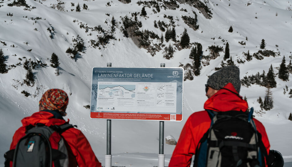 Der Tourenlehrpfad Rofan in Maurach informiert an sieben Stationen über korrektes alpines Verhalten und den Umgang mit LVS-Gerät, Schaufel und Sonde.