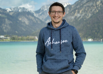 Patrick Benko von Achensee Tourismus am Seeufer in Maurach am Achensee.