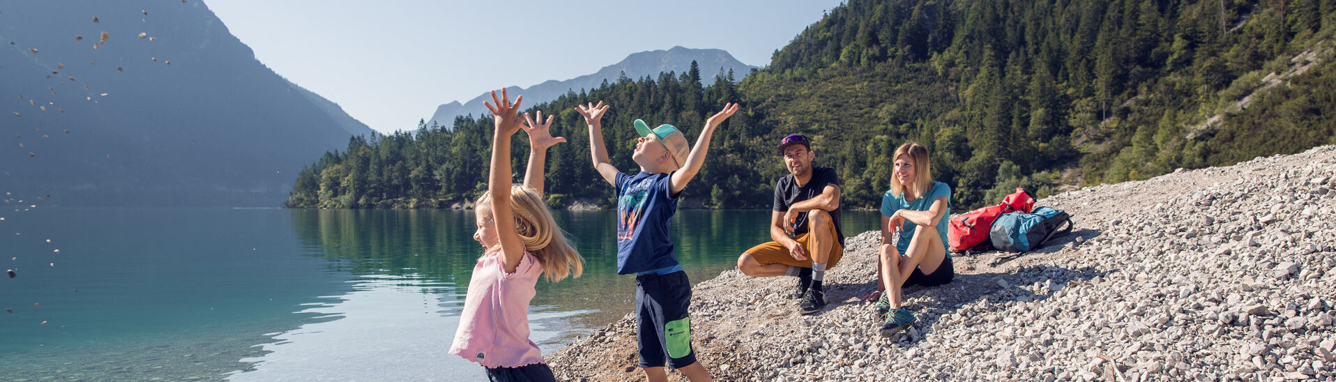Eine Familie erkundet den Gaisalmsteig bei strahlendem Wetter und lässt sich von der Naturlandschaft verzaubern.
