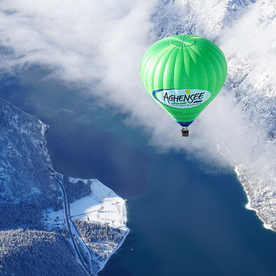Mit dem Heißluftballon über die Winterlandschaft am Achensee schweben und die Region somit aus der Vogelperspektive erleben.