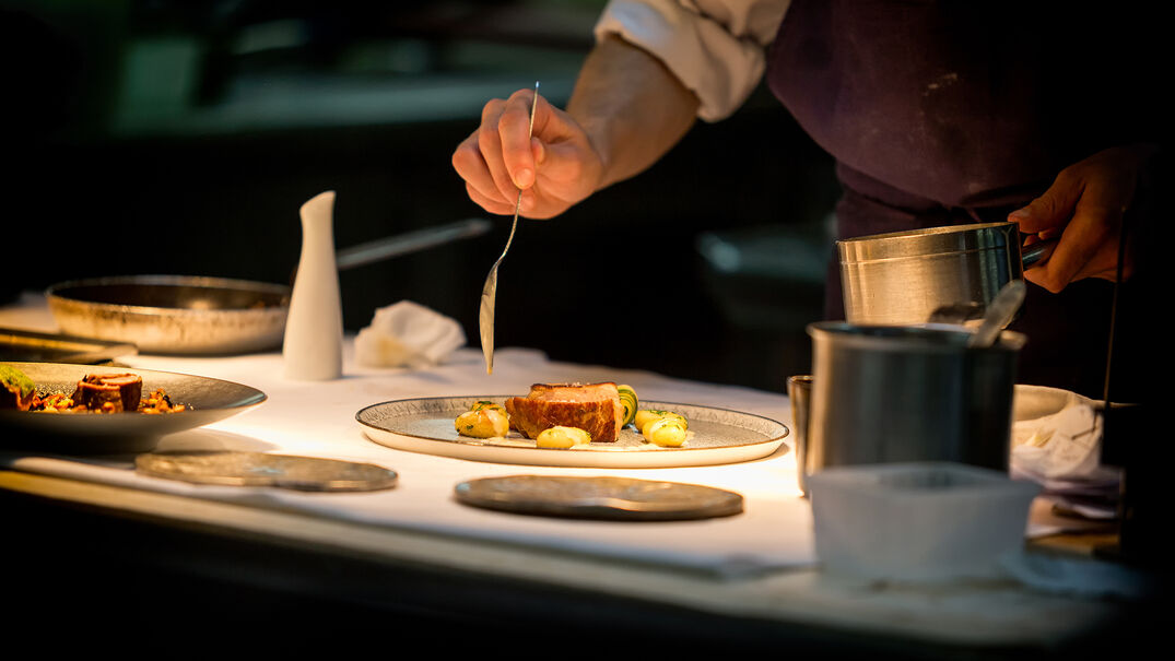 Die Kulinarik am Achensee ist ein Genuss für Gaumen & Seele. Hier ziert ein Fleischgericht das Bild.