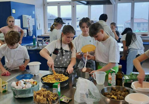 Die Schüler der Hauptschule Achensee lernen viel für ihre Zukunft im Fach Ernährung und Haushalt.
