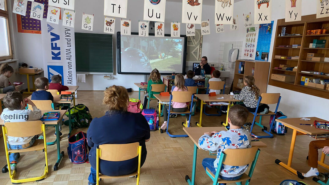Ein Foto einer Schulklasse im Klassenzimmer der Volksschule Pertisau.