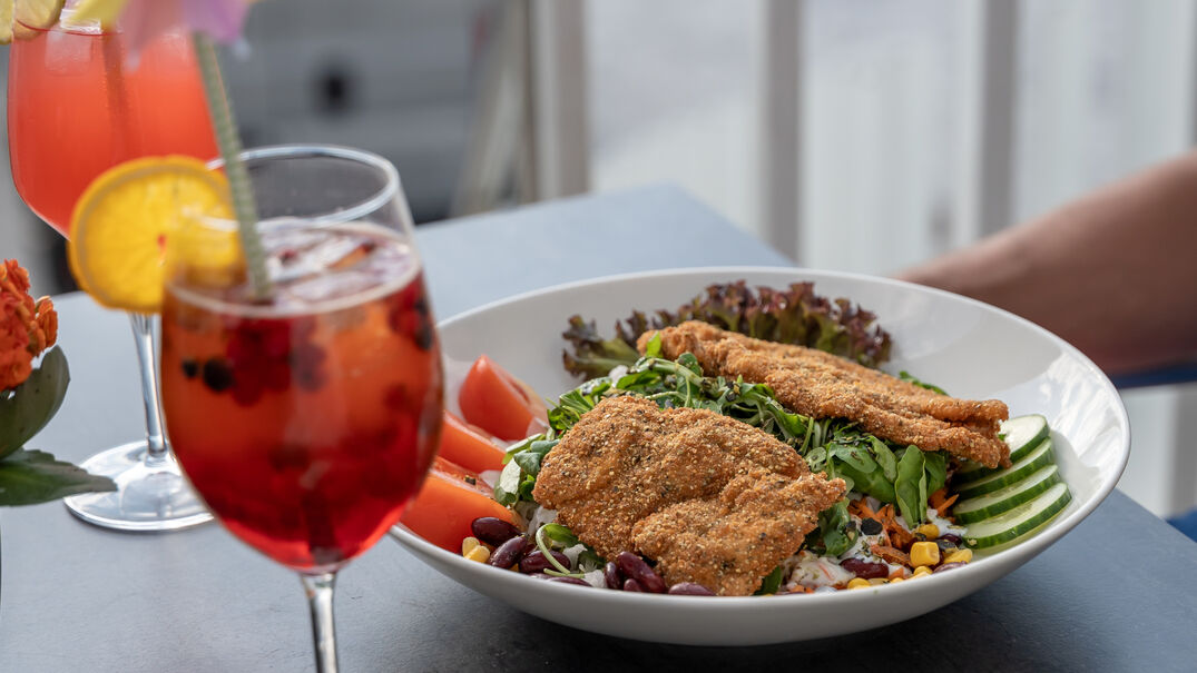 Im Atoll Achensee in Maurach warten leckere Gerichte wie Hühnerstreifen-Salat.