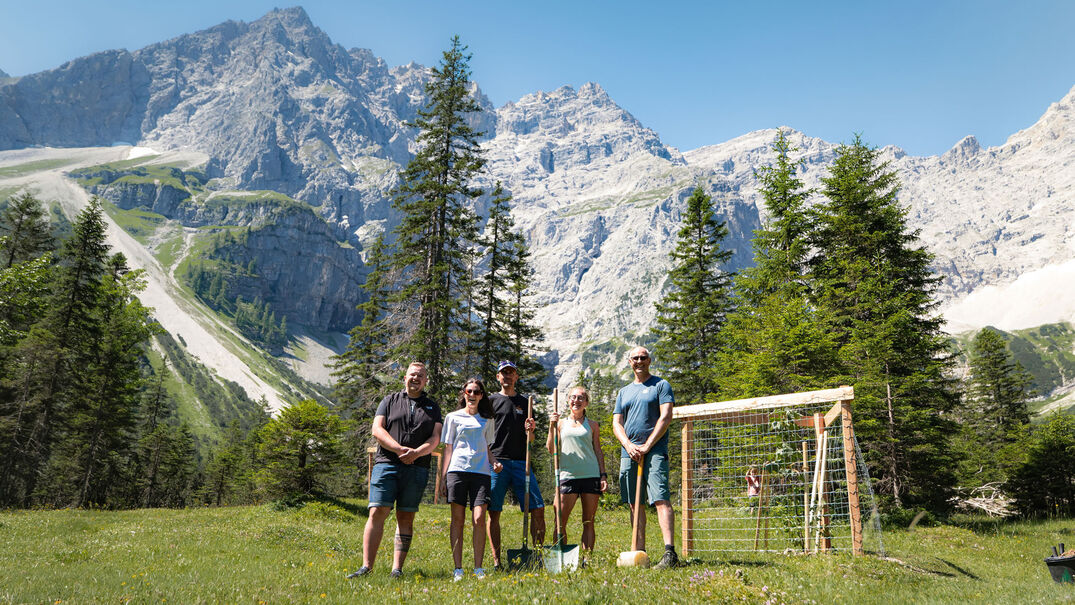It's tradition for the winners of the Karwendelmarsch to plant maple trees in the Kleine Ahorhboden region. This photo shows the winners of last year's race.