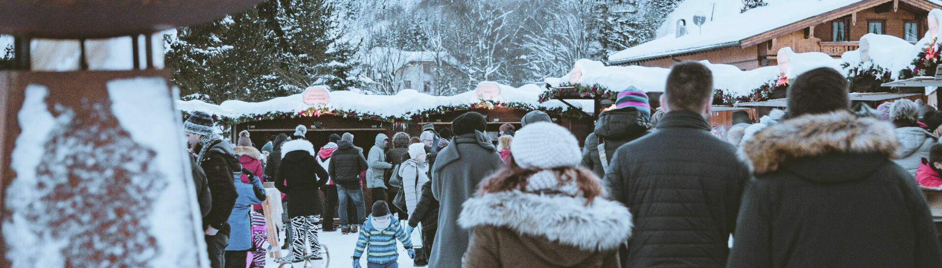 Achensee-Liebhaber genießen den Advents- und Weihnachtsmarkt am Achensee.